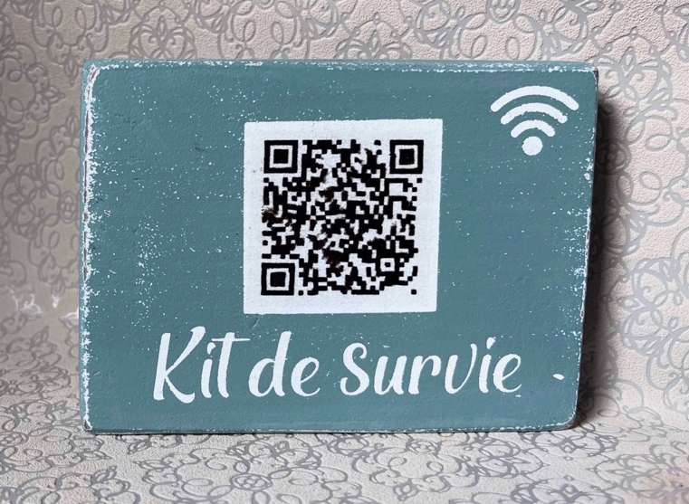Kit de survie WiFi sign on painted wood with QR code