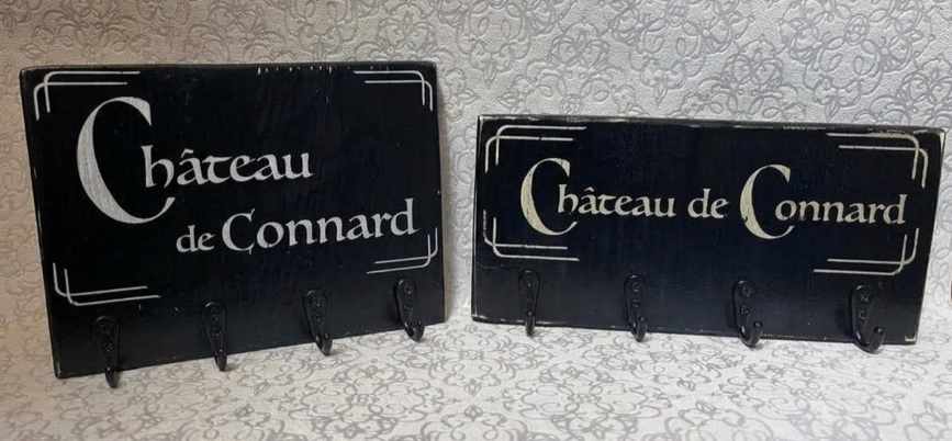 Porte-clés Château de Connard, noir mat avec lettrage doré