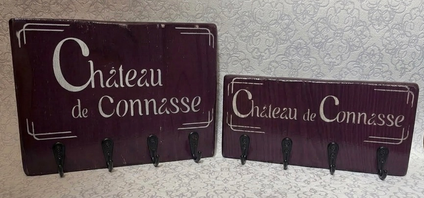 Porte-clés Château de Connasse, bordeaux avec lettrage doré