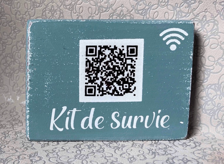 Panneau WiFi Kit de survie sur bois peint avec QR code